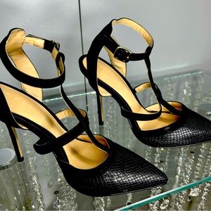 Beautiful elegant black strap shoes size 7.5